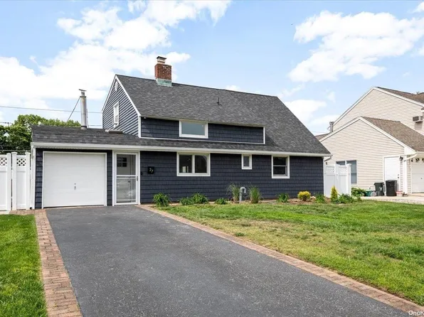 27 Dock Lane, Wantagh, NY 11793