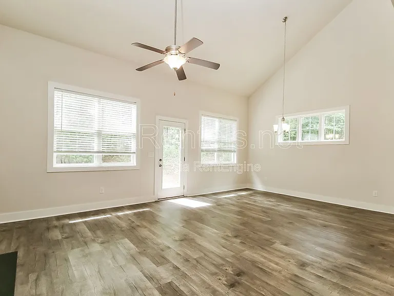 140 Stewart Glen Dr — Photo 2