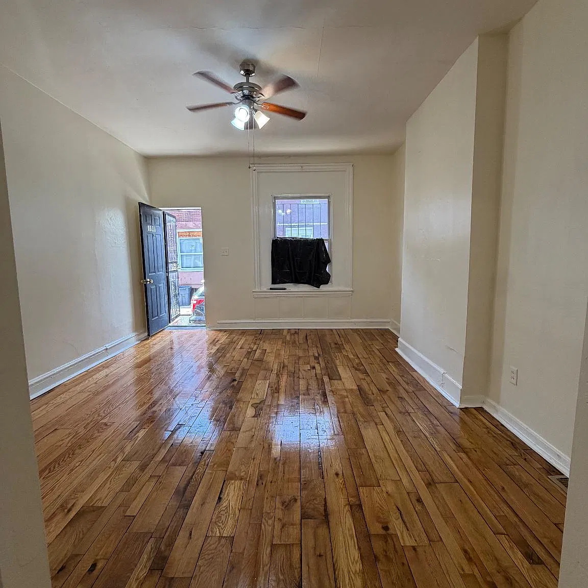 2 bed, 1.0 bath, 749 sqft, $1,350 — Photo 3