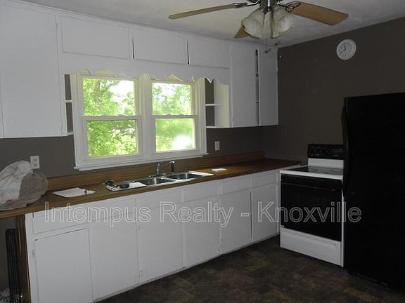 3rd image of 805 Centeroak Dr
