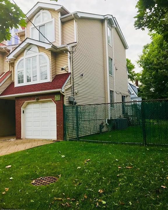 1st image of 467 Wilson Ave