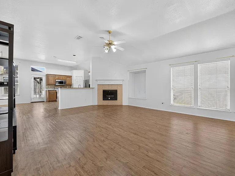 803 E Alexander Ln — Photo 3
