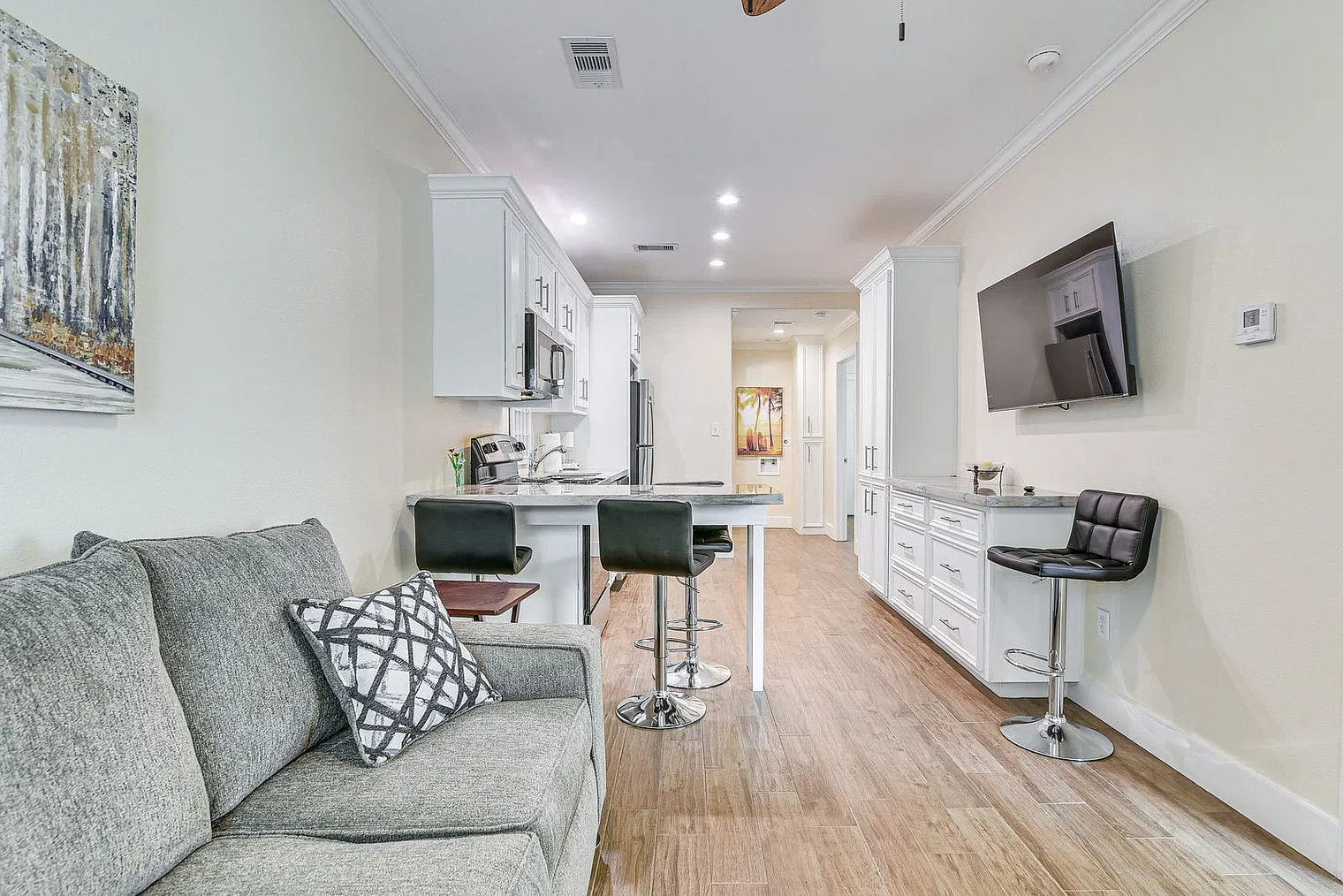 3 bed, 2.0 bath, 742 sqft, $3,032 — Photo 3