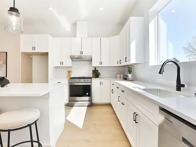 1020 W 15th 1/2 St #B — Photo 15