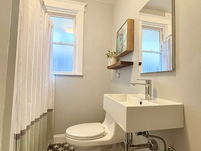 Upstairs full bathroom