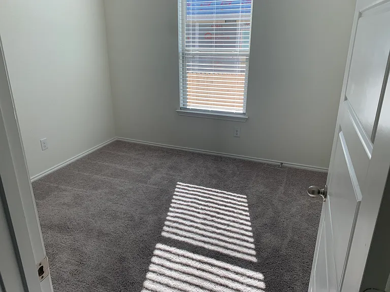 1112 Gwen Ln — Photo 5