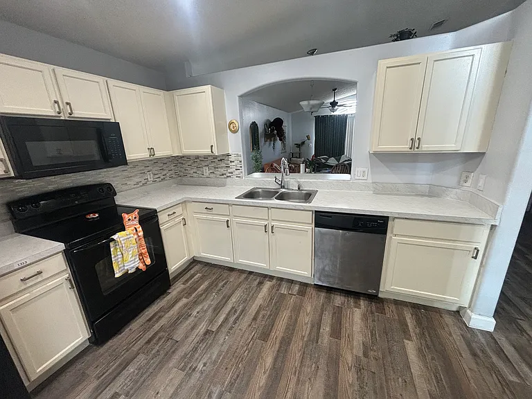 1313 Heather Lake Dr — Photo 4