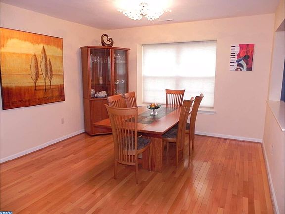 3rd image of 6 Camellia Ct