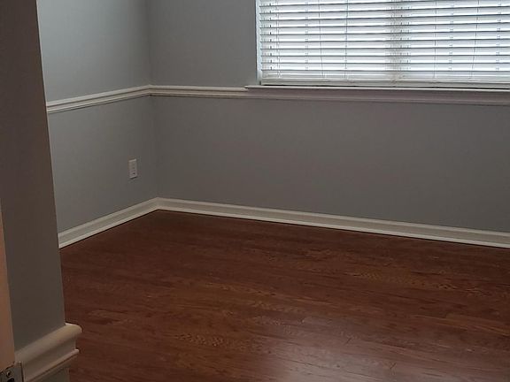 3rd image of 636 W Oaks Dr