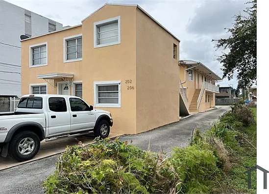 202 SW 17th Ct — Photo 2