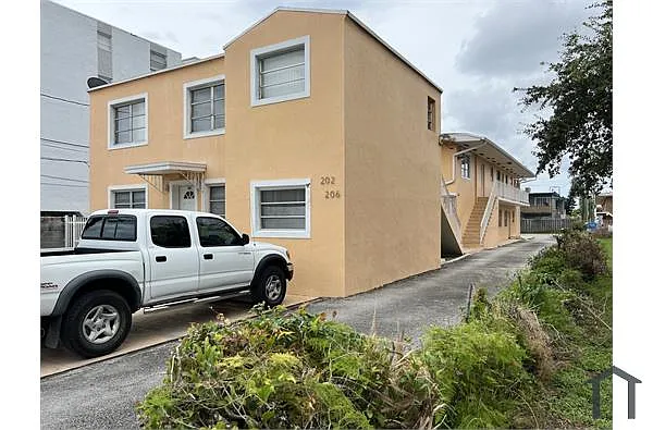 Building Photo - 202 SW 17th Ct