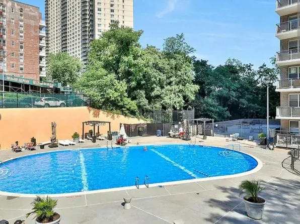 555 Kappock Street image 22 of 23