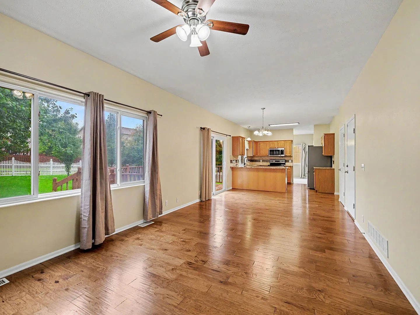 Fantastic Papillion 2-Story Back to Trail — Photo 2