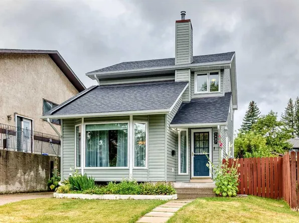 1487 E Berkley Dr NW, Calgary, AB T3K 1T7