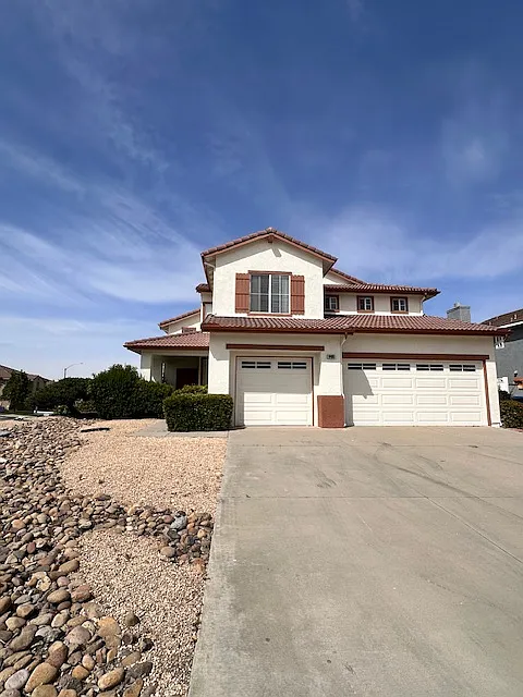 4 bed, 2.5 bath, 2300 sqft, $3,500 — Photo 2