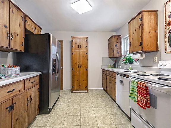 5th image of 21 Japonica Dr