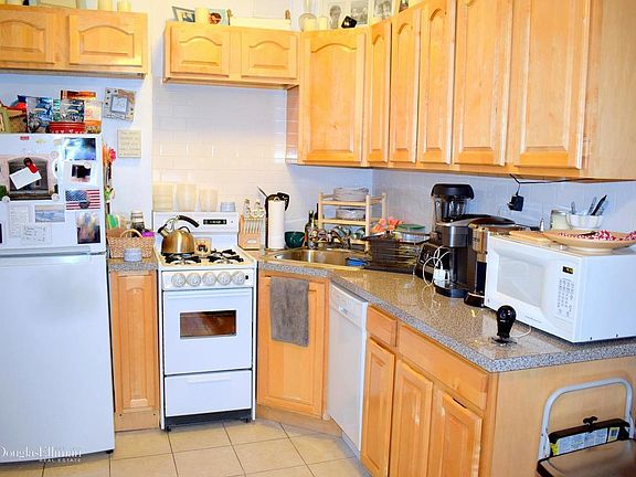 4th image of 32 W 69th St APT 4B