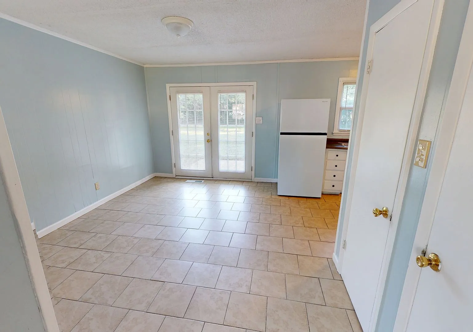Beautiful Ranch w/ Large Fenced Back Yard Close to Shopping! — Photo 4