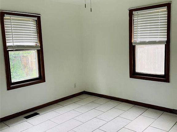 3rd image of 612 E Cherry Ave