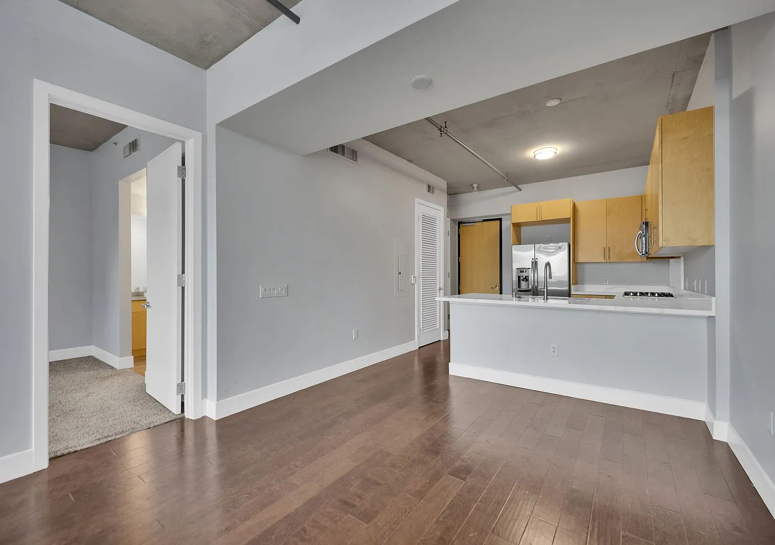 Gorgeous 1 Bedroom Unit*Highrise*City And Strip Views*Upgraded*All Appliances* — Photo 2