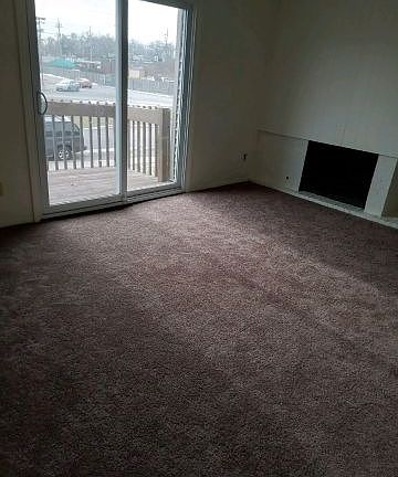 5th image of 704 W 40th Pl APT 2D