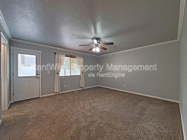 575 W Elias St — Photo 10