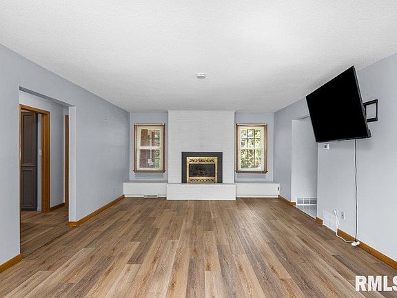 4th image of 1200 Woodlawn Ave