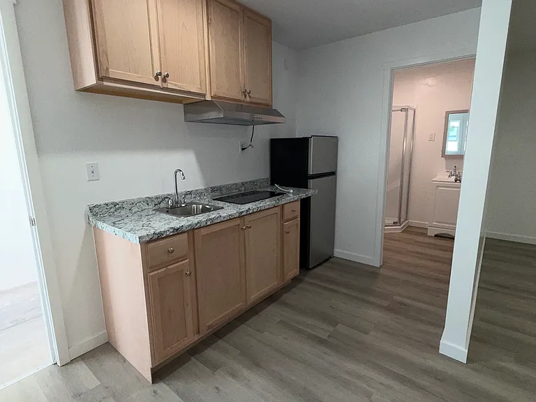 2709 E 10th St — Photo 3