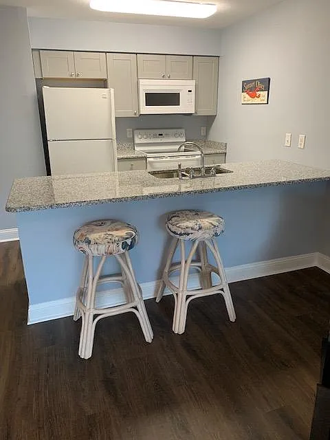 908 Resort Cir — Photo 2