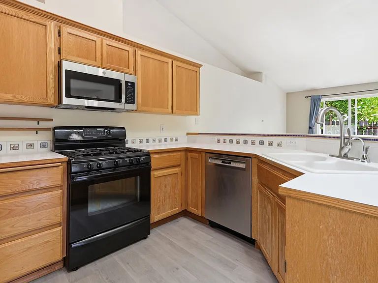 894 SE 71st Ave — Photo 7