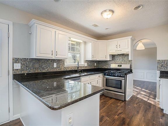 4th image of 590 Weeping Willow Dr