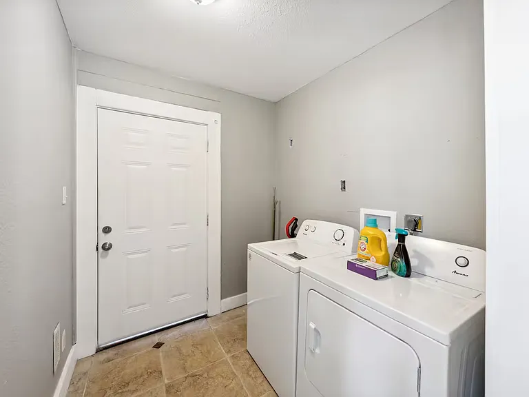 825 W Agarita Ave — Photo 13