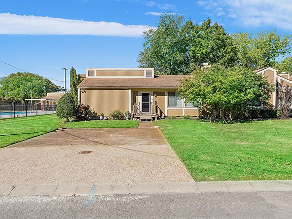 2nd image of 813 Williamsburg West Dr