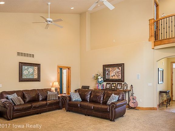 3rd image of 8520 Parkside Cir