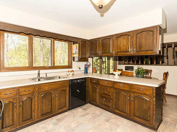 4th image of 775 Pineview Dr