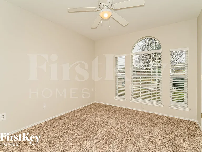 207 Amherst Dr — Photo 12