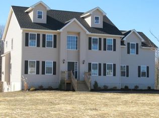 25 Robin Ct, Poughquag, NY 12570