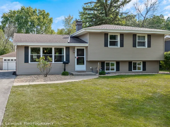 132 Robin Hill Dr, Naperville, IL 60540