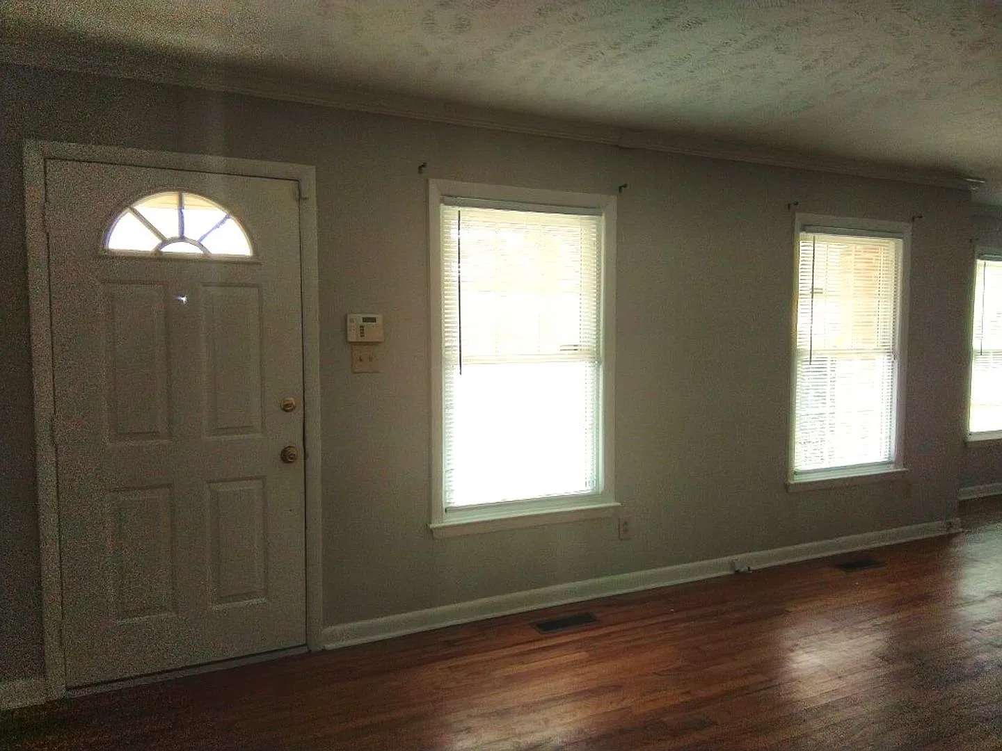3 bedroom 2 bathroom in Lagrange!! Hardwood floors! Minutes from Base! — Photo 2