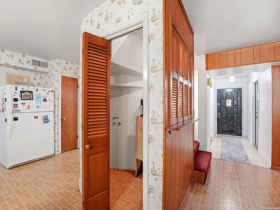 4th image of 726 Firefly Dr