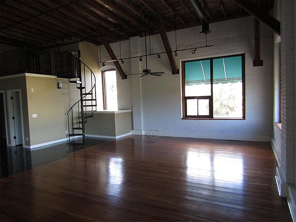 5th image of 295 E Stuart Ave