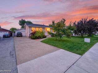 455 Huffman Cres NW, Edmonton, AB T5A 4C7