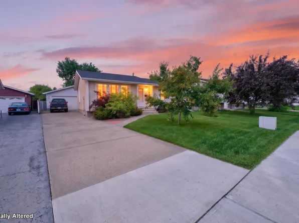 455 Huffman Cres NW, Edmonton, AB T5A 4C7
