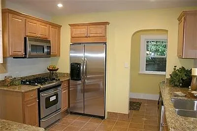 Updated Kitchen- Stainless appliances, gas range, new flooring