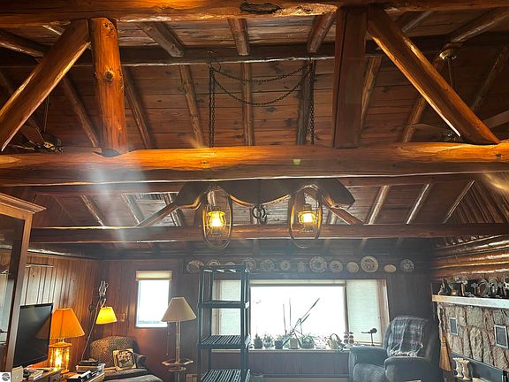 5th image of 1024 N Huron Rd