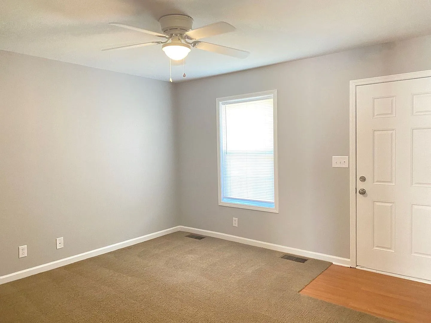 944 Kingsbury Dr — Photo 4