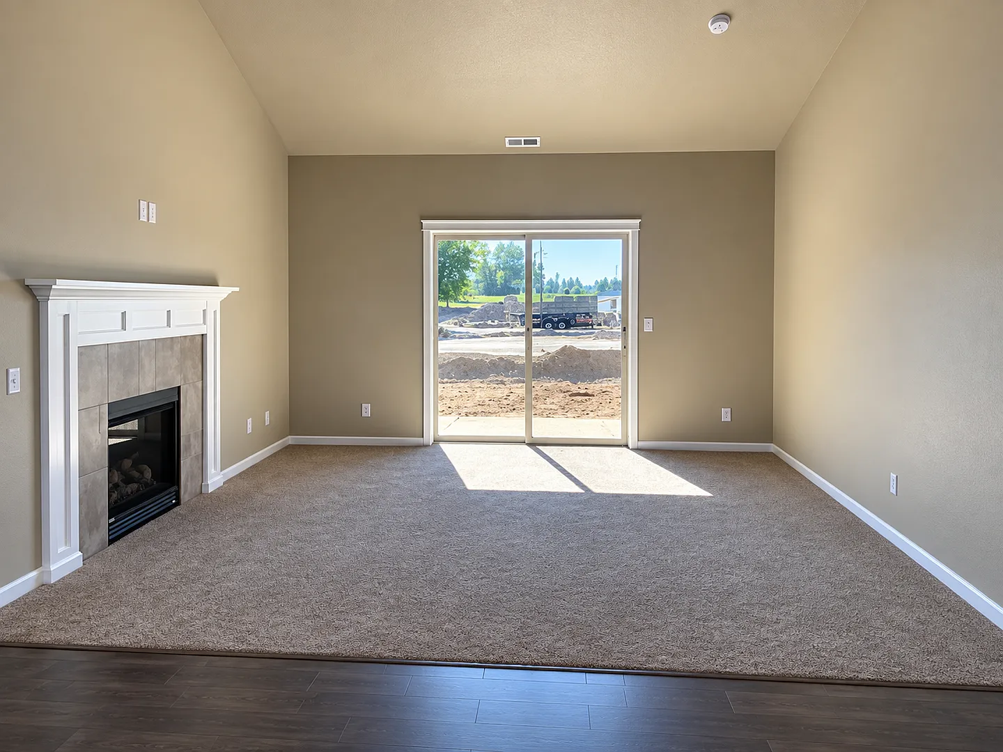 Beautiful 3-Bedroom Home with A/C, Fenced Yard & 2-Car Garage — Photo 4