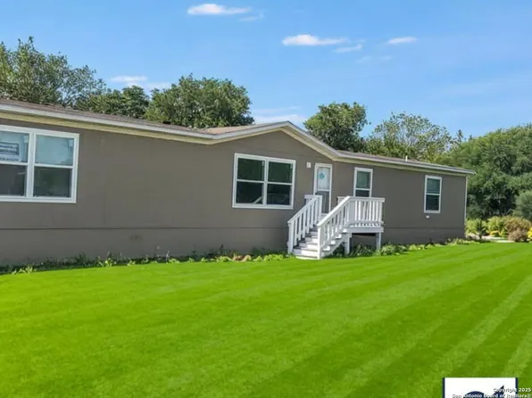 585 CR 6753, Devine, TX 78016