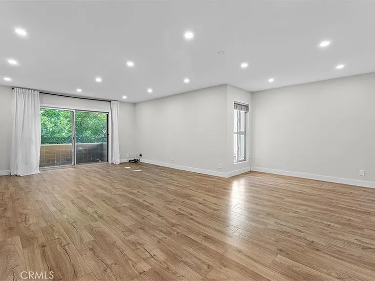 6752 Hillpark Dr #303 — Photo 10