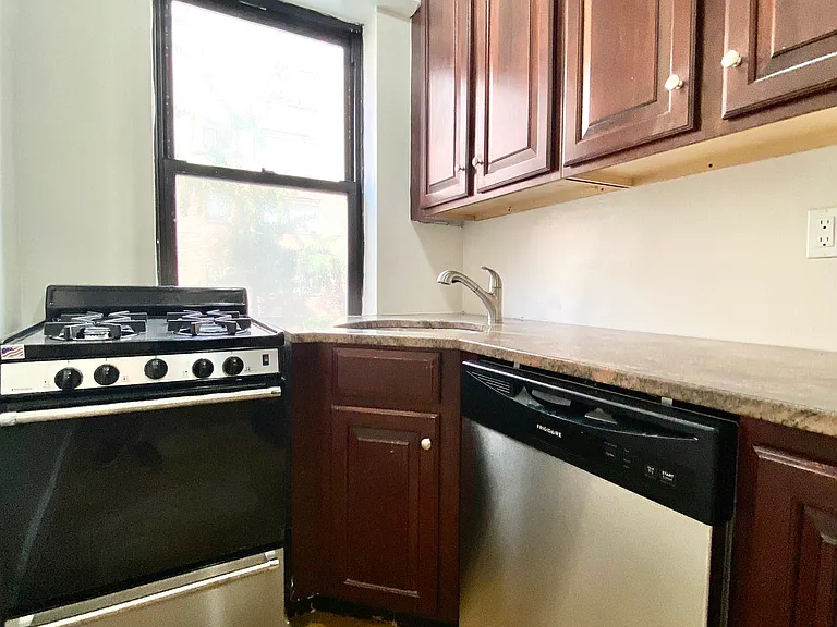 328 E 43rd St #501 — Photo 5